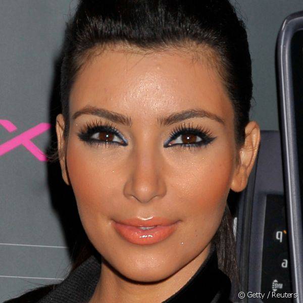 Em 2009, durante um evento na Calif?rnia, Kim Kardashian usou a sombra azul acinzentada para destacar o contorno dos olhos (Foto: Getty Images)